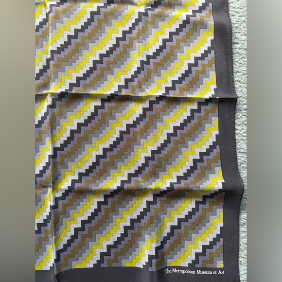 Metropolitan Museum of Art silk scarf in original box and tissue paper. - Picture 2 of 5